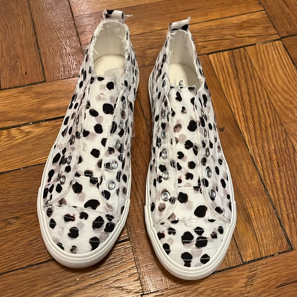 Brand NIB Corky’s Babalu Slip-On Sneaker in Black/White Dots, size 11